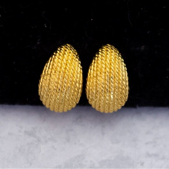 Vintage Round Oval Gold Tone Patterned Clip On Earrings by Crown Trifari - C14 - Picture 1 of 3